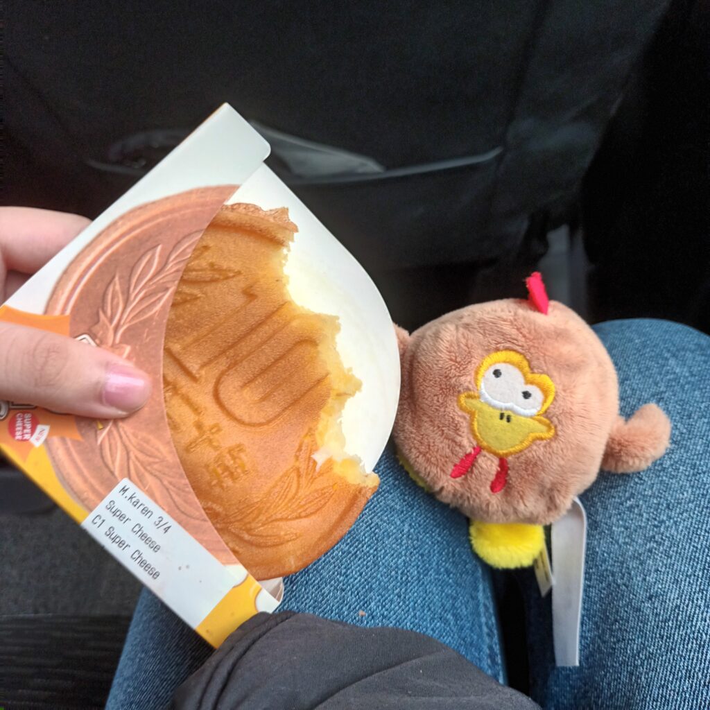 eating 10 yen cheese